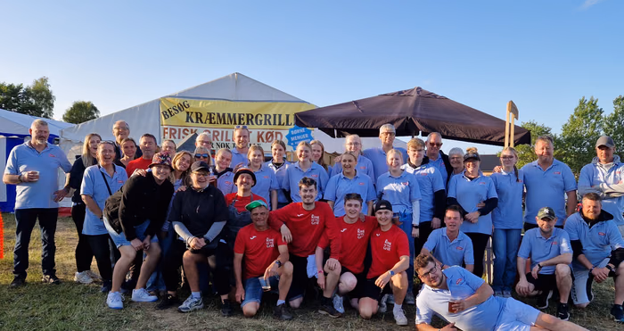 Holdfoto af de frivillige bag Græsted Marked i klubtrøjer.