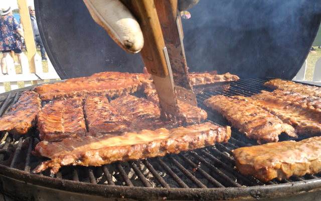 Grill med ribs, tæt på.