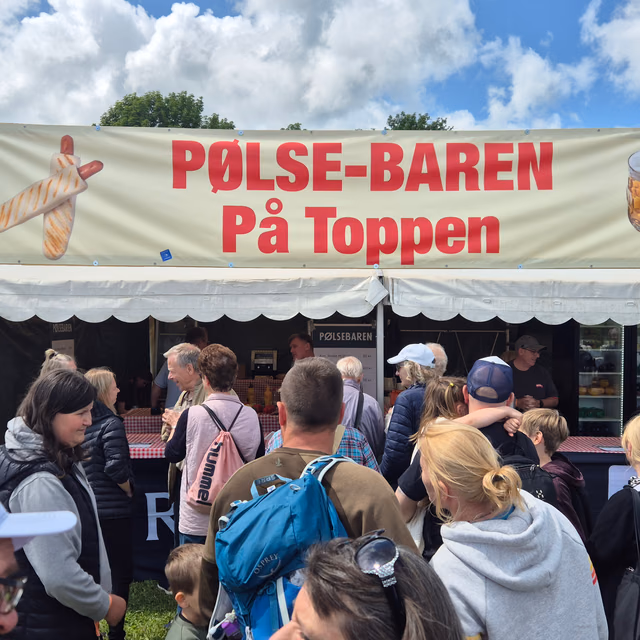 Pølse-Baren med kø af gæster.