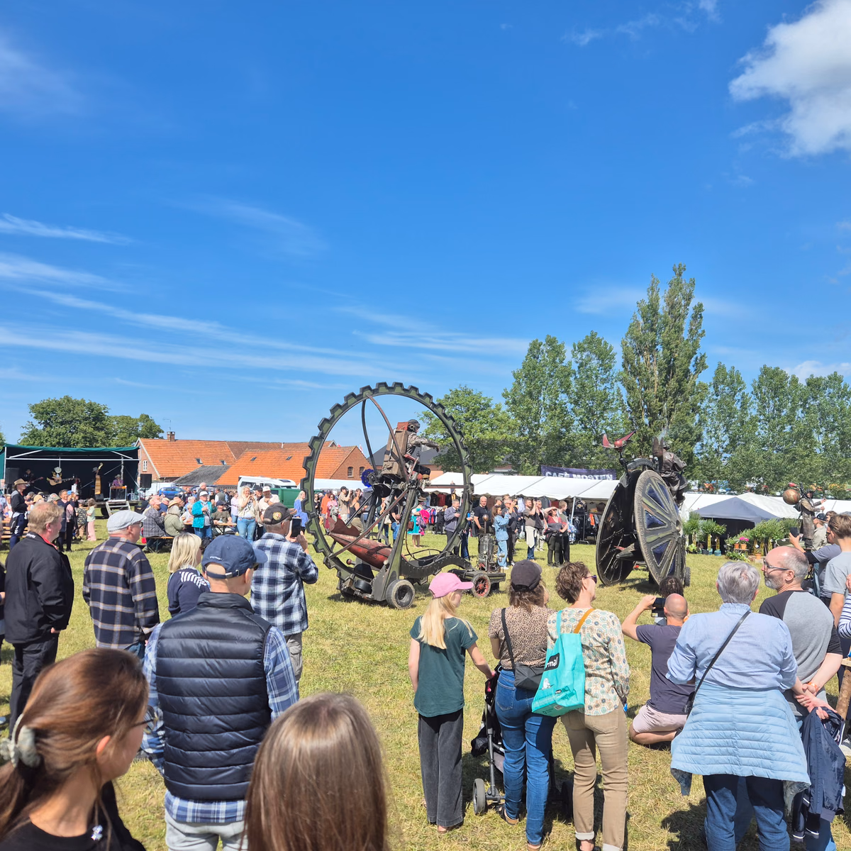 Gæster på Græsted Marked en sommerdag.