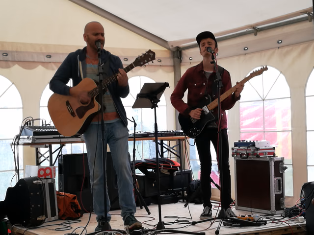 Musikduo på scenen om aftenen.